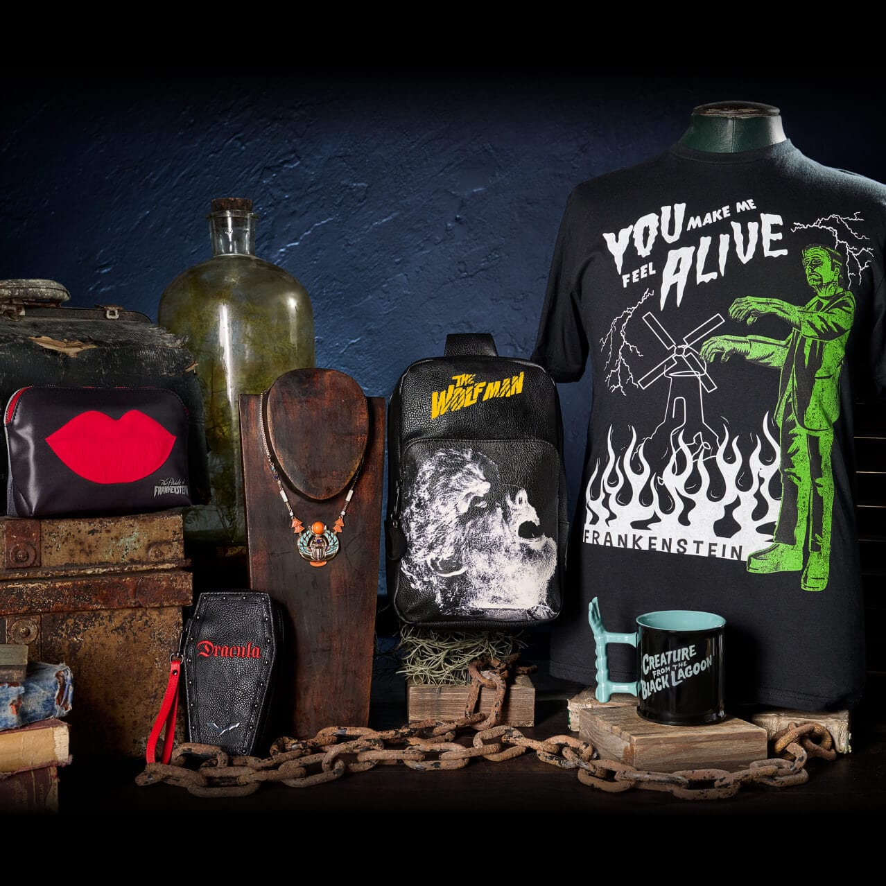 Exposição de produtos do Dark Universe com camisetas, mochilas, joias e muito mais.