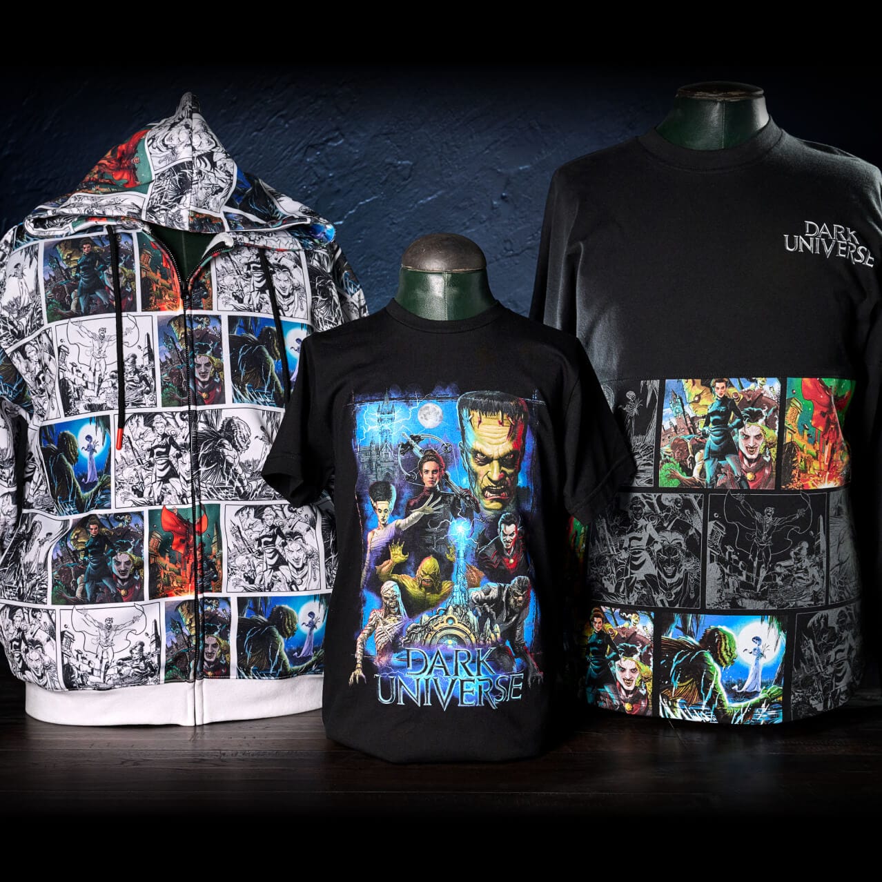 Exposição de produtos com temas de monstros, como camisetas e moletons no Dark Universe.