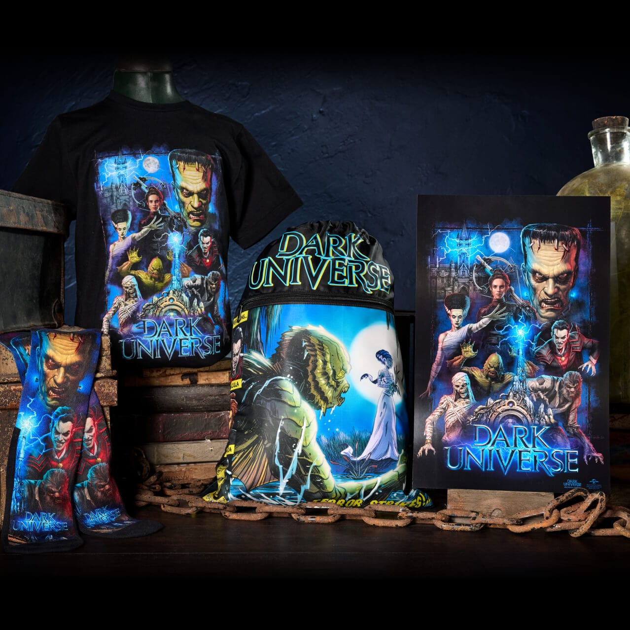 Exposição de produtos com tema de monstros do Dark Universe, com camisetas, pôsteres, meias e bolsas.