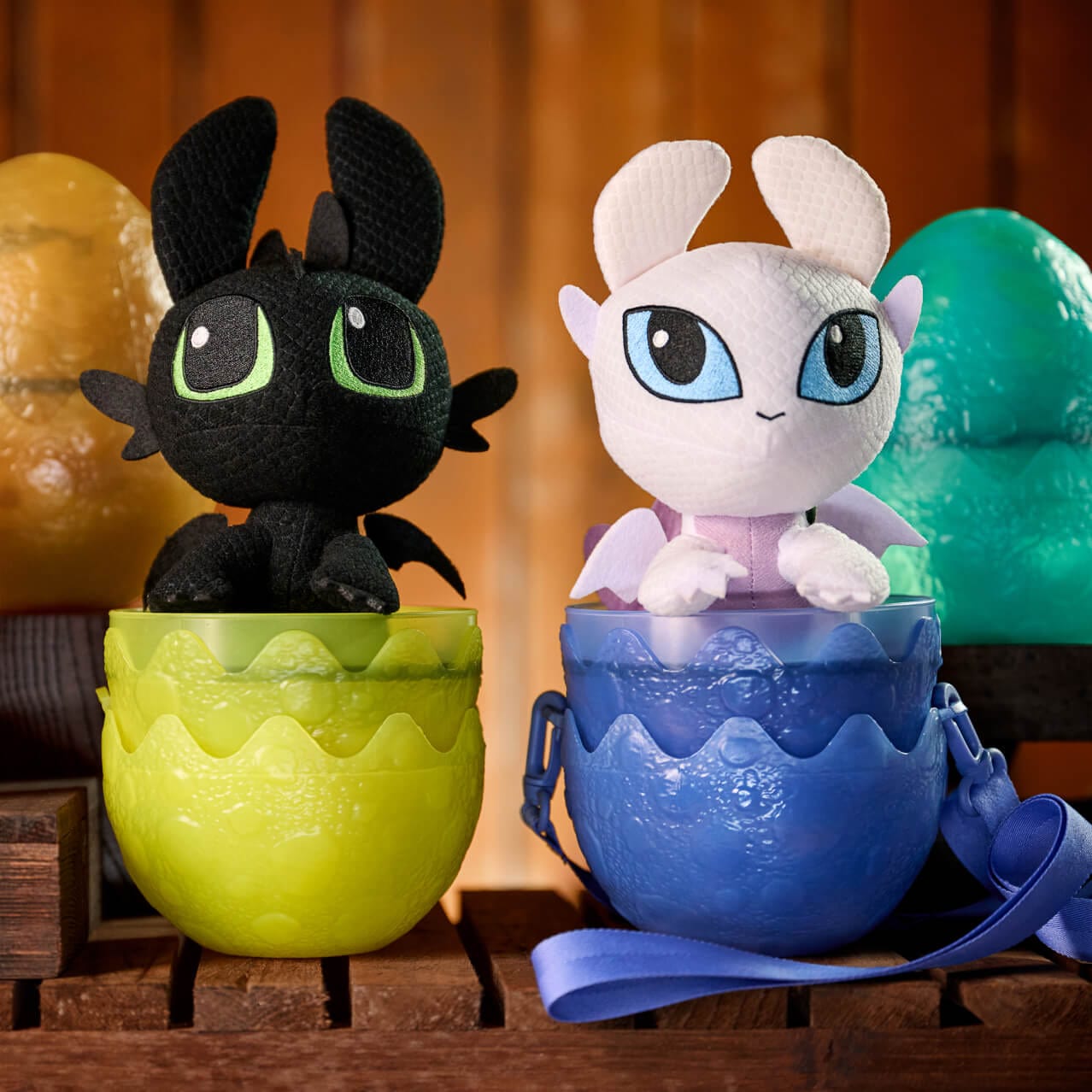 Uma exposição de produtos com dragões de pelúcia sobre ovos disponíveis na How to Train Your Dragon - Isle of Berk no Universal Epic Universe..