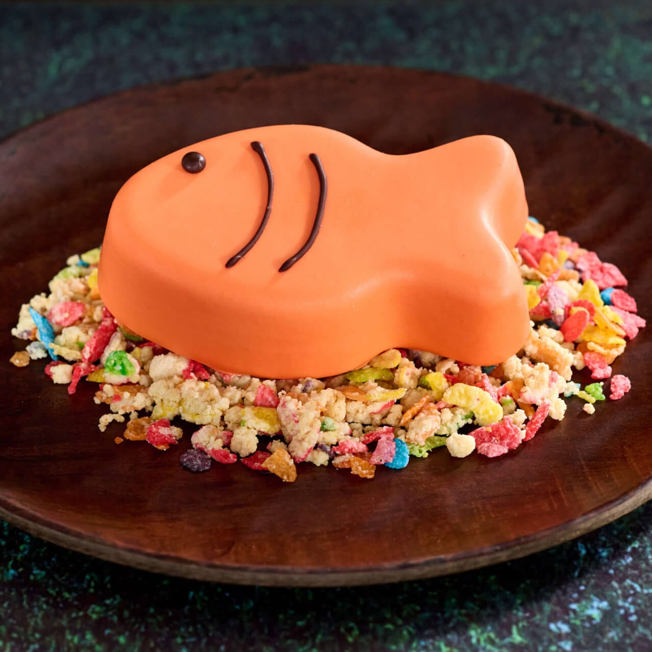 Stormfly’s Catch of the Day, uma divertida sobremesa infantil de peixe de mousse de chocolate servido sobre cereal de arroz colorido, disponível no Mead Hall em How to Train Your Dragon - Isle of Berk.