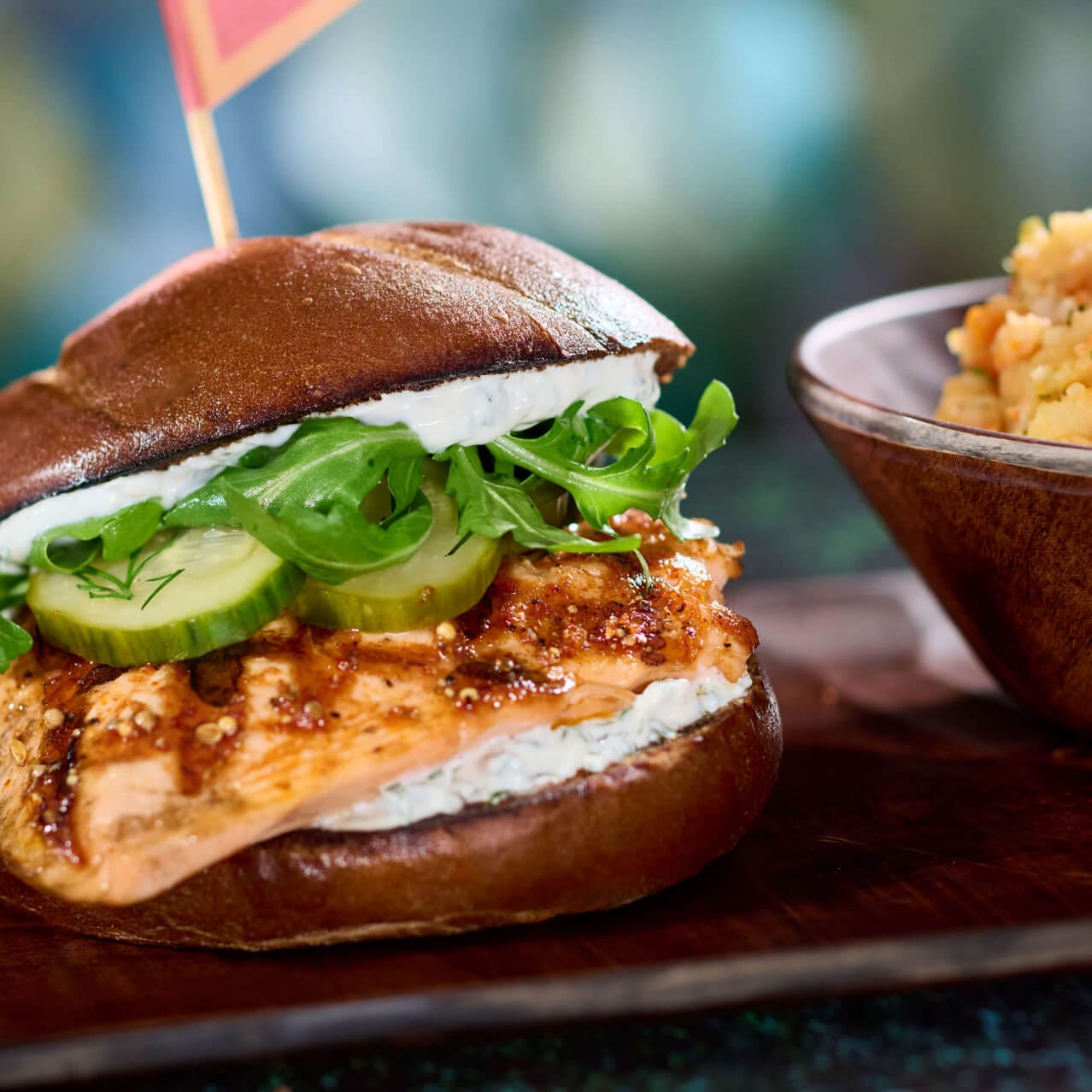 Sullen Sea Sandwich, um sanduíche de salmão com mix de grãos, disponível no Mead Hall em How to Train Your Dragon – Isle of Berk.