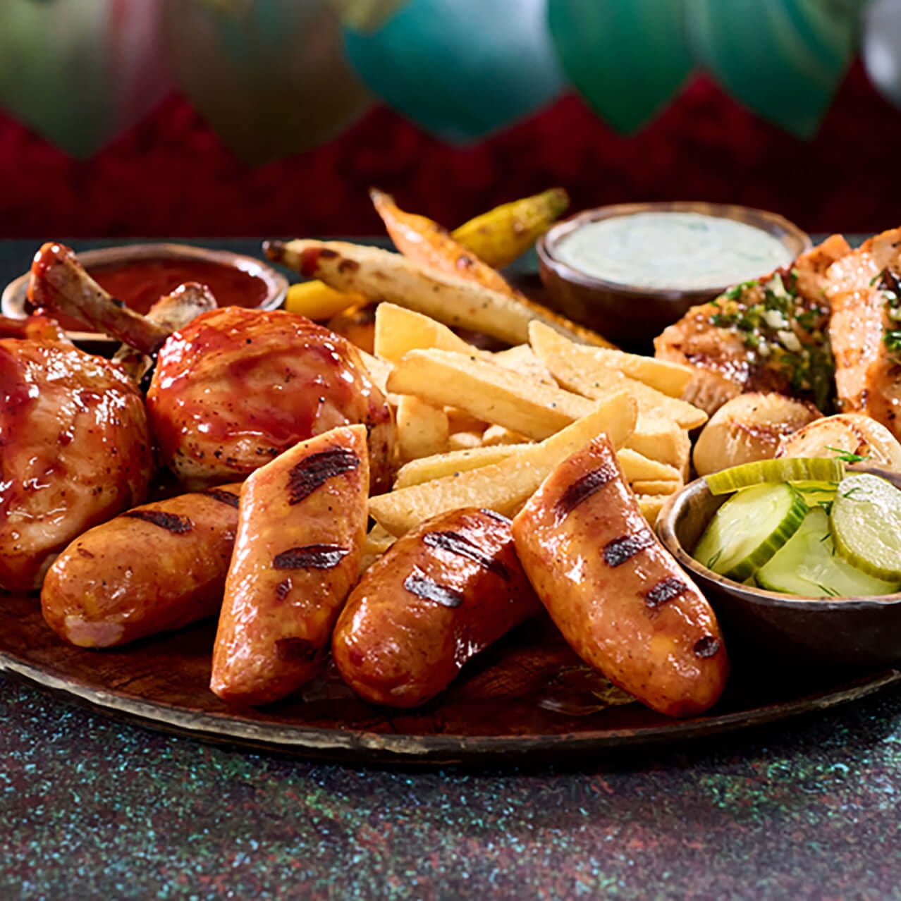 Thawfest Platter com coxas de frango, salmão grelhado e linguiça, batatas fritas e molhos, disponível no Mead Hall.