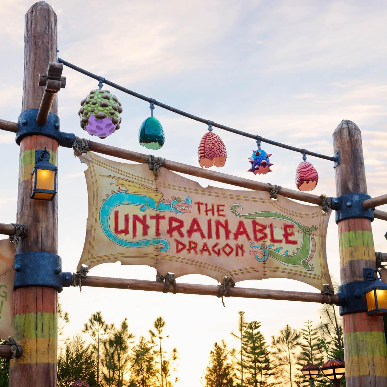 Placa de entrada colorida para o espetáculo ao vivo The Untrainable Dragon, na How to Train Your Dragon - Isle of Berk no Universal Epic Universe.