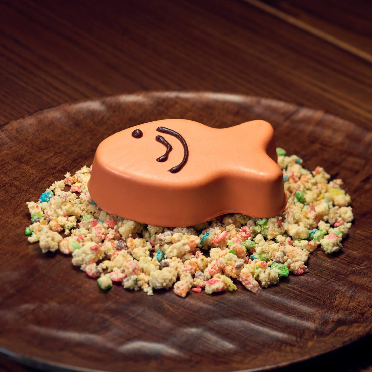 Stormfly’s Catch of the Day, uma divertida sobremesa infantil de peixe de mousse de chocolate servido sobre cereal de arroz colorido, disponível no Mead Hall em How to Train Your Dragon - Isle of Berk.