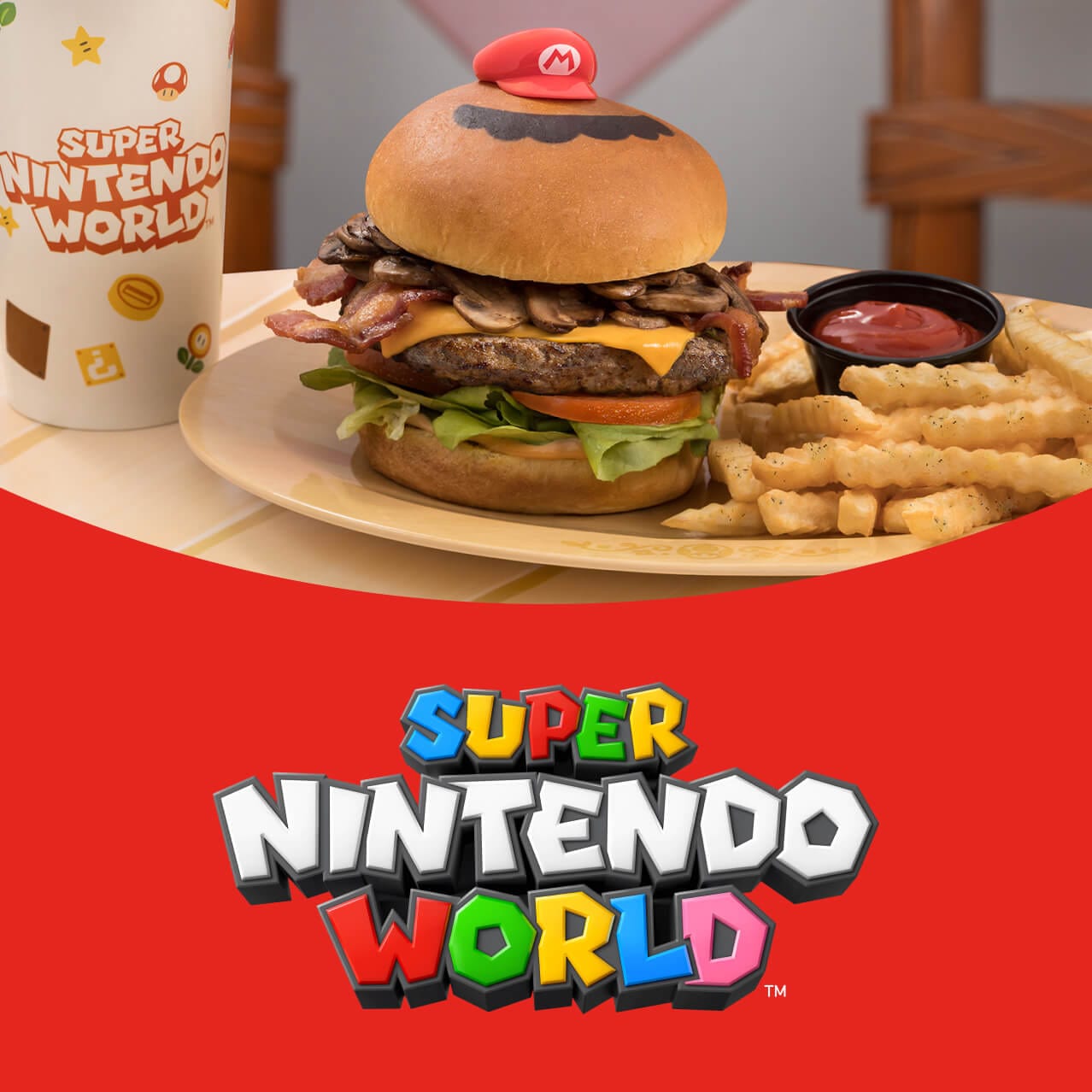 Um Mario Burger de carne totalmente bovina disponível no Toadstool Café com o logotipo SUPER NINTENDO WORLD™.