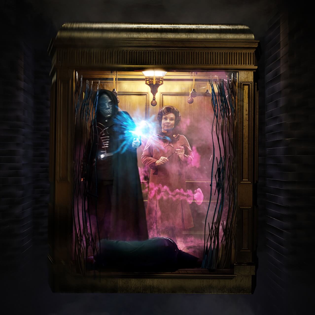 Renderização conceitual artística - Dolores Umbridge™ no elevador com um Comensal da Morte na atração Harry Potter™ and the Battle at the Ministry™, no The Wizarding World of Harry Potter™ - Ministry of Magic™.