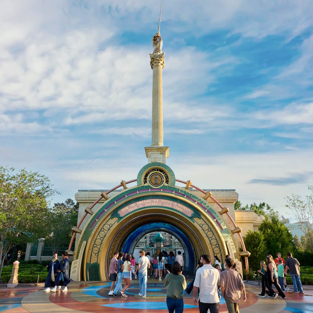 Entrada do portal para The Wizarding World of Harry Potter™ - Ministry of Magic™ no Universal Epic Universe.