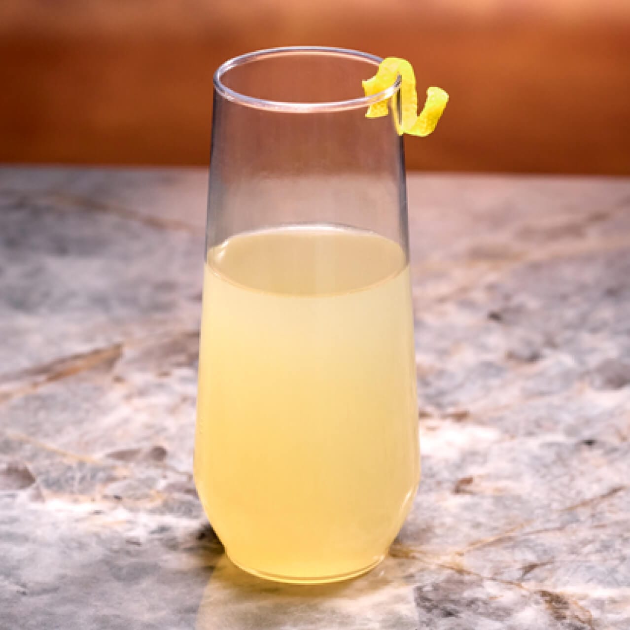 Fleur 75, um coquetel de gin com licor de flor de sabugueiro, suco de limão, xarope simples e vinho espumante servido no Bar Moonshine.