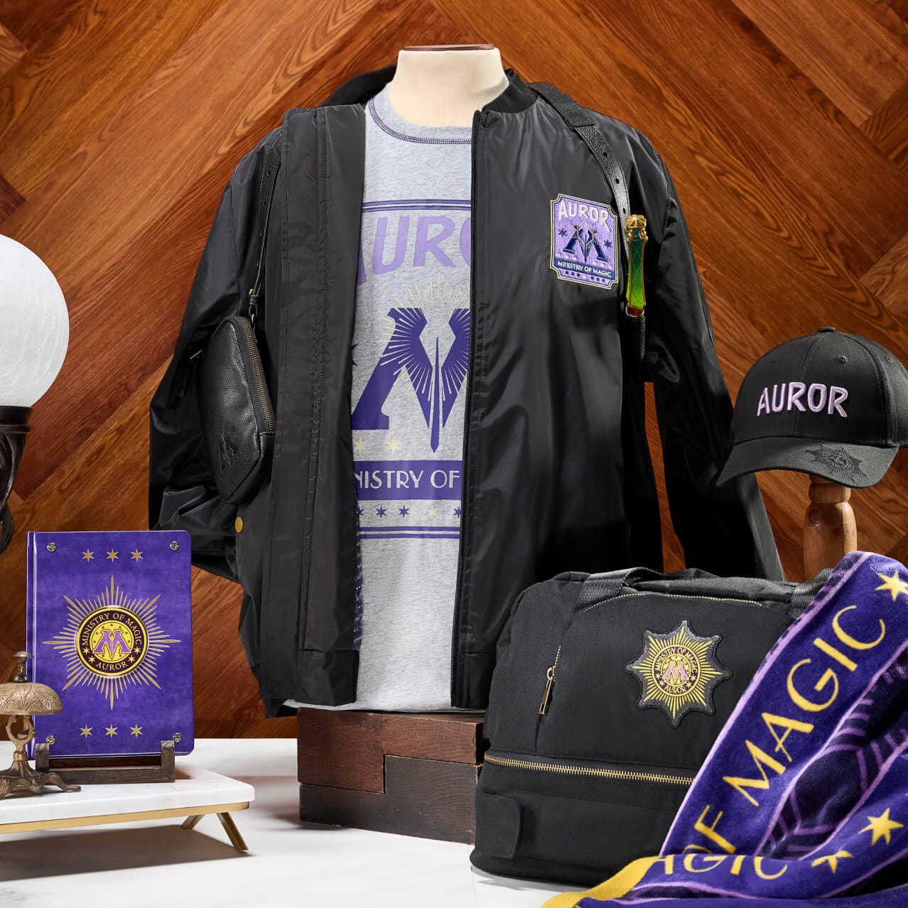 Exposição de produtos, como vestuário, mochila, diário e muito mais com tema dos Aurores do Ministério da Magia.