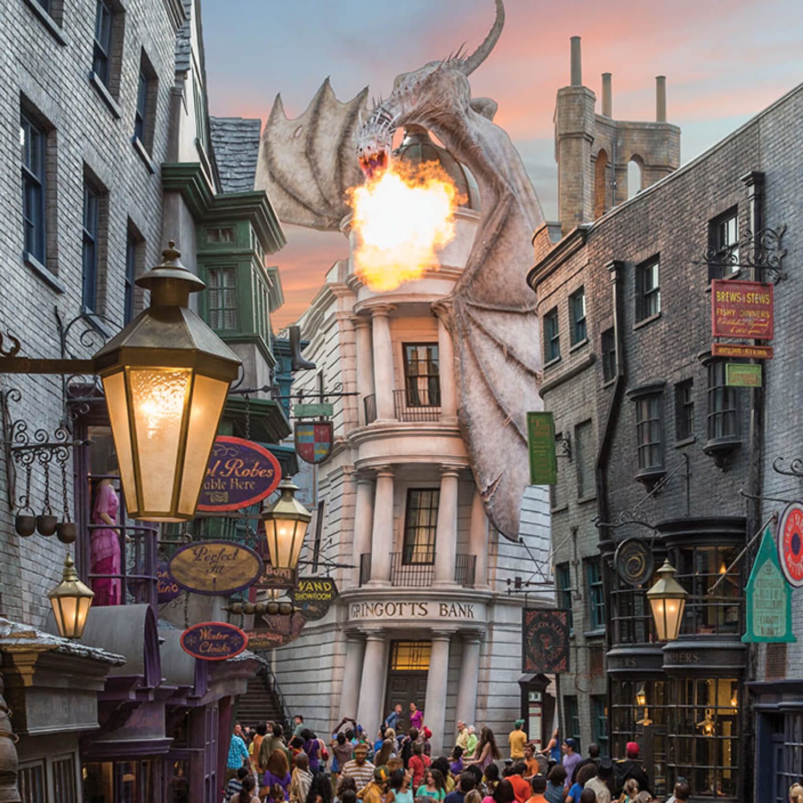 Imagem de uma rua com vista para o Diagon Alley™ com visitantes perambulando.