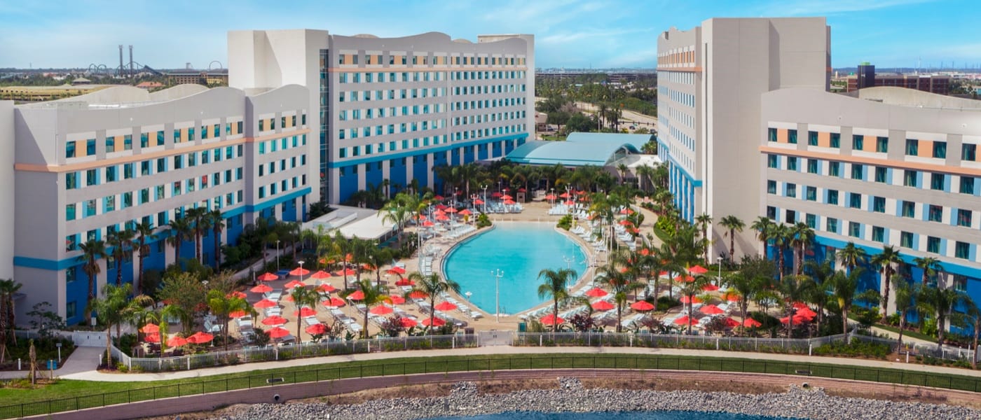 Piscina no formato de uma prancha de surfe no Universal Endless Summer Resort – Surfside Inn and Suites.
