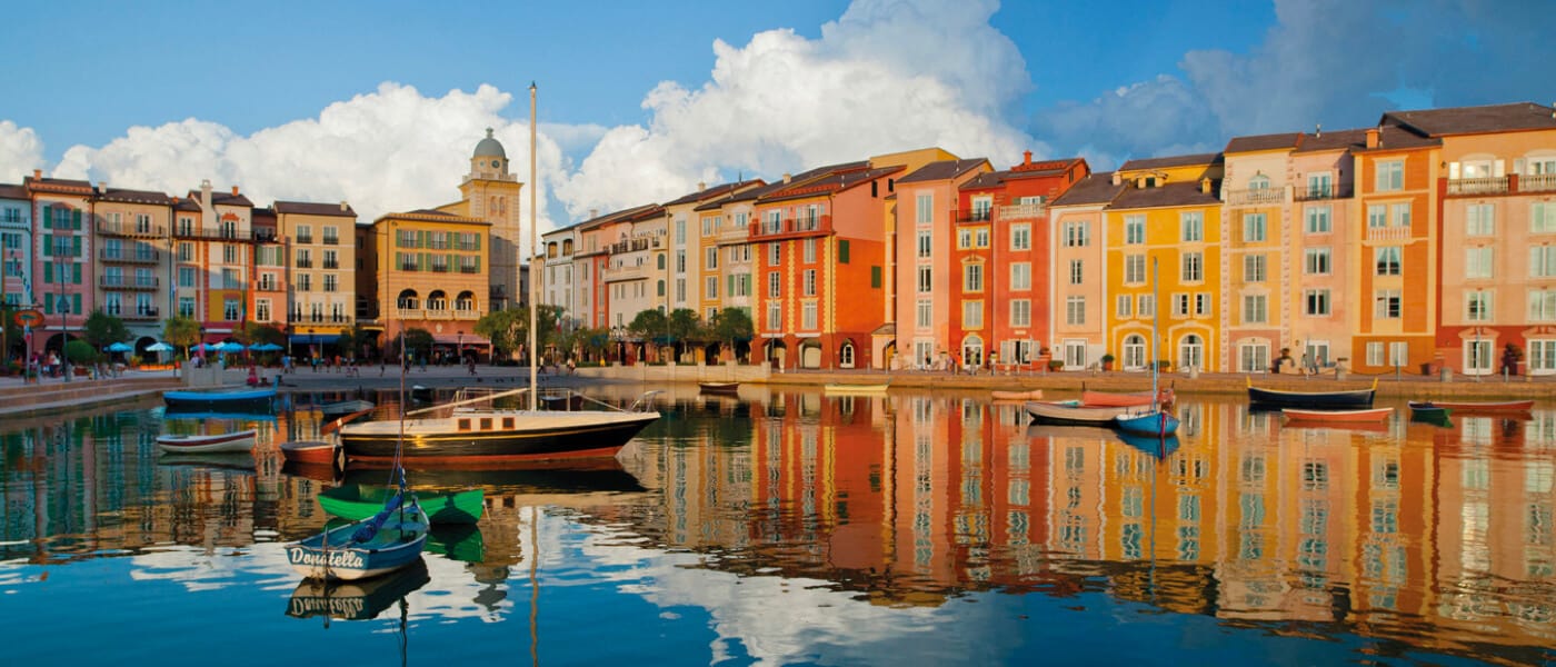 Barcos flutuando na água do lado de fora do Loews Portofino Bay Hotel.