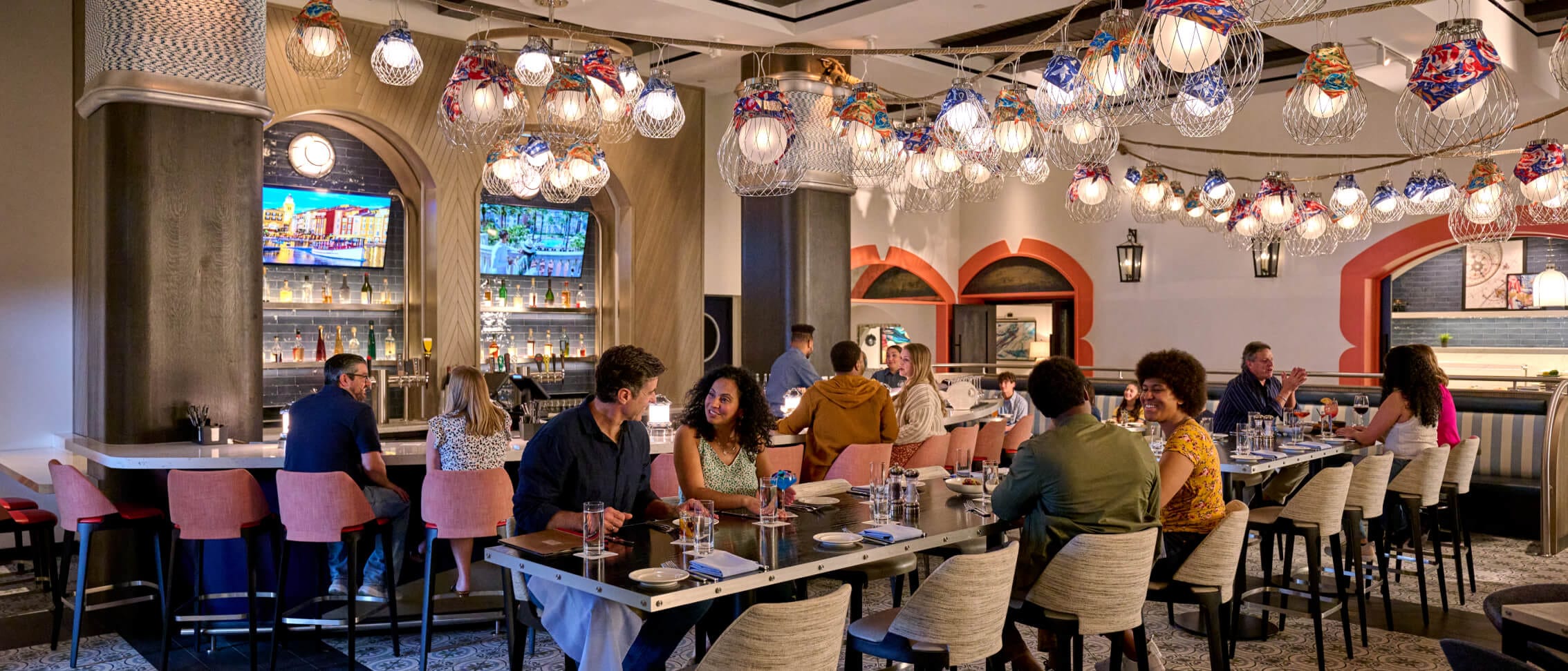 Bar e salão de refeições do restaurante Trattoria del Porto localizado no Loews Portofino Bay Hotel no Universal Orlando Resort.