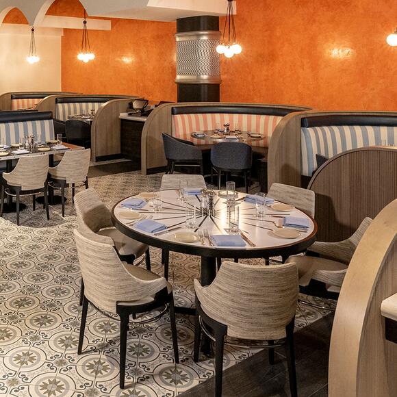 Foto do salão de refeições do restaurante Trattoria Del Porto localizado no Loews Portofino Bay Hotel no Universal Orlando Resort.