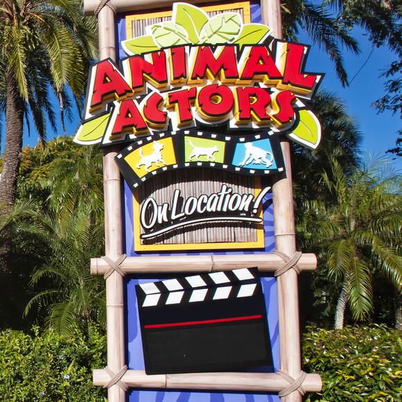 A placa do lado de fora do anfiteatro Animal Actors On Location, localizado no Universal Studios Orlando.