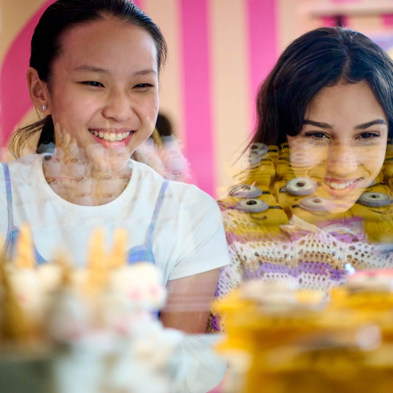 Visitantes escolhendo cupcakes do Bake My Day no Universal Studios Florida.