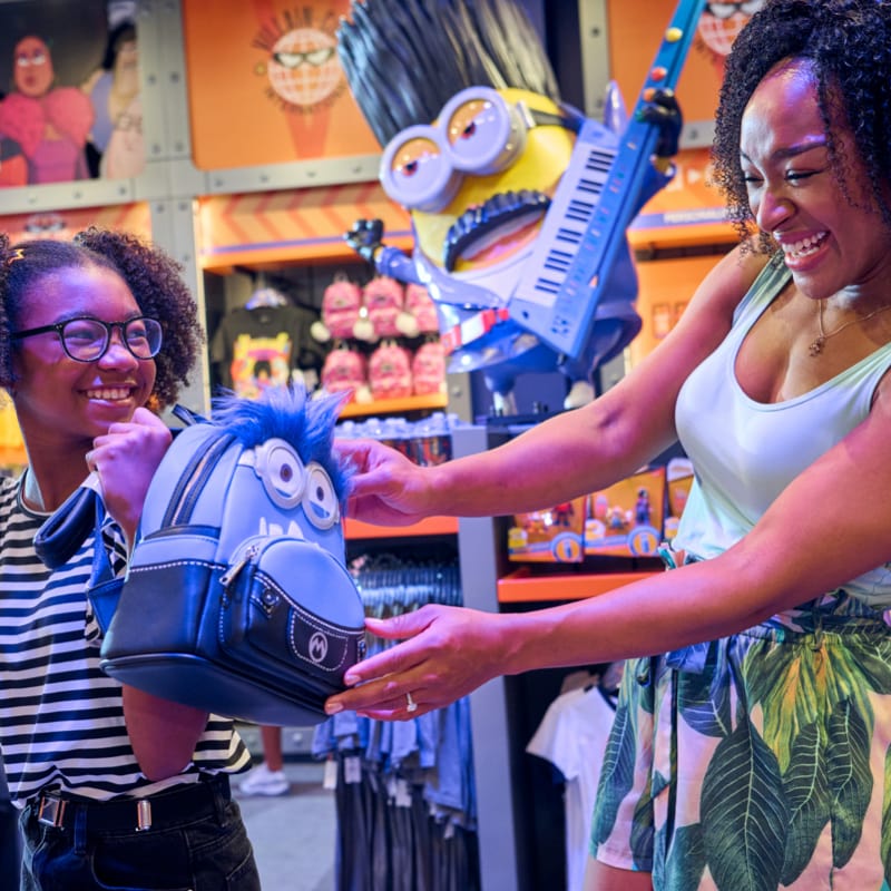 Família fazendo compras no Evil Stuff, no Universal Studios Florida.