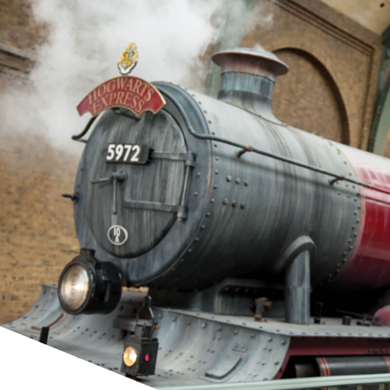 Imagem do Hogwarts Express™ na estação e dicas de viagem.
