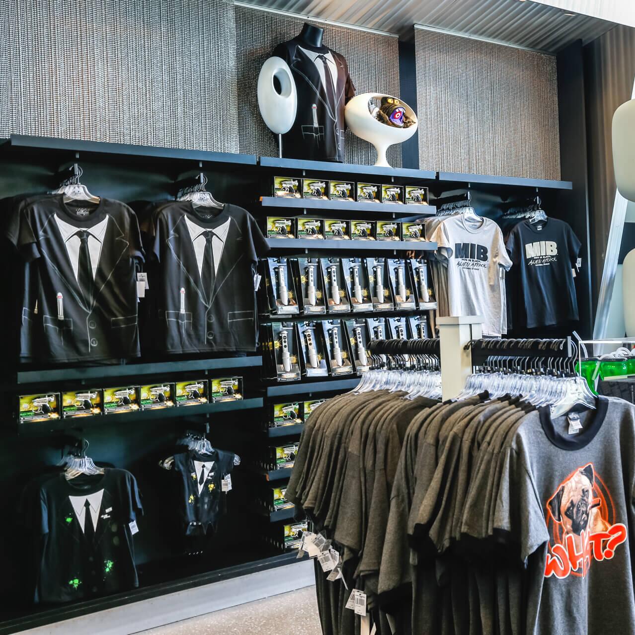 Uma exposição de camisetas, brinquedos e presentes inspirados no MIB na MIB Gear Shop, uma loja de lembranças no Universal Studios Orlando.
