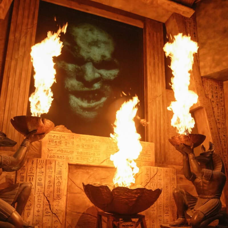 Chamas cercam o rosto da múmia do mal Imhotep em Revenge of the Mummy, no Universal Studios Florida.