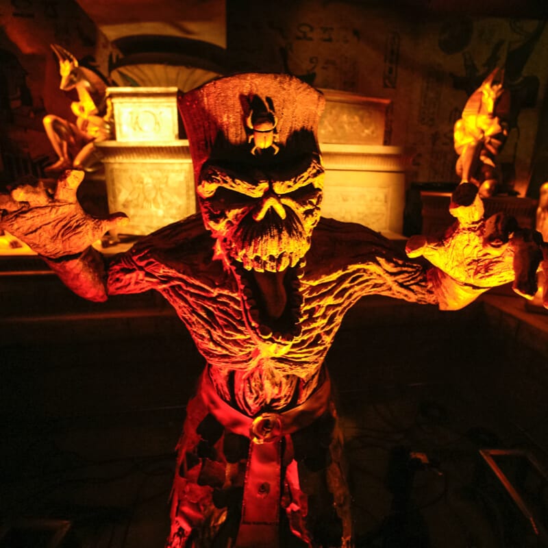 Múmia guerreira com silhuetas de chamas ardentes no Revenge of the Mummy, do Universal Studios Orlando.