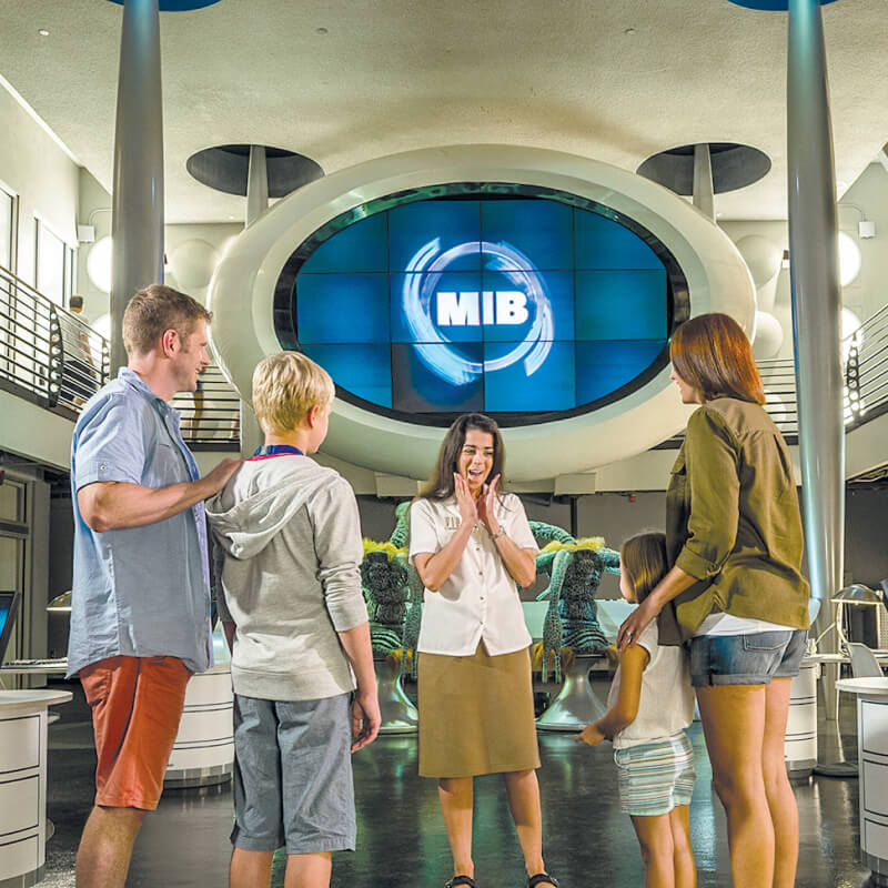 Uma família faz um VIP Tour pela atração Men In Black no Universal Studios Florida.
