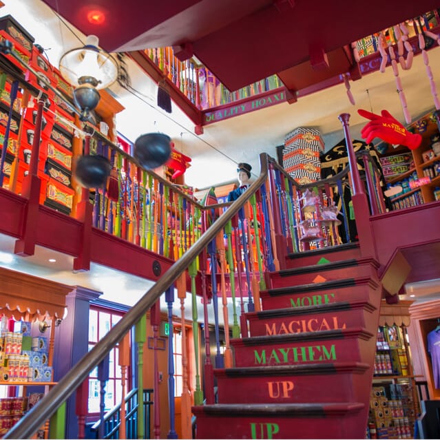 A escadaria icônica da loja Weasleys' Wizard Wheezes na área do Diagon Alley do Universal Studios Orlando.
