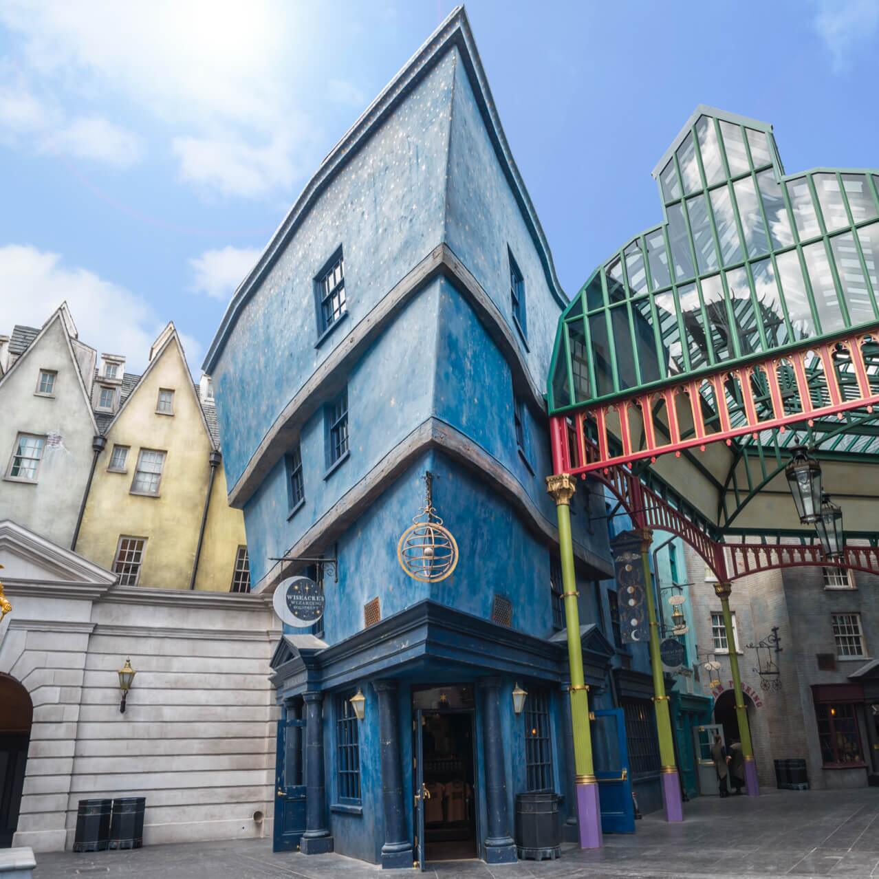 A curiosa entrada em ângulo da loja de presentes Wiseacre's Wizarding Equipment no The Wizarding World of Harry Potter Diagon Alley no Universal Studios Orlando.