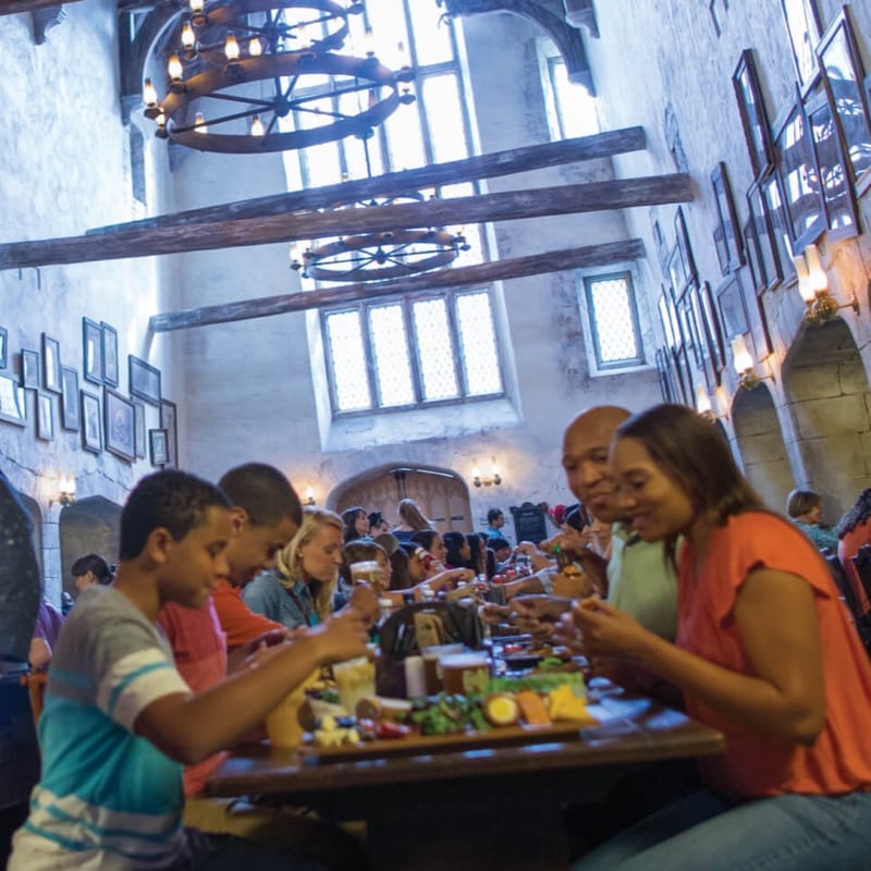 Uma família comendo no Leaky Cauldron™