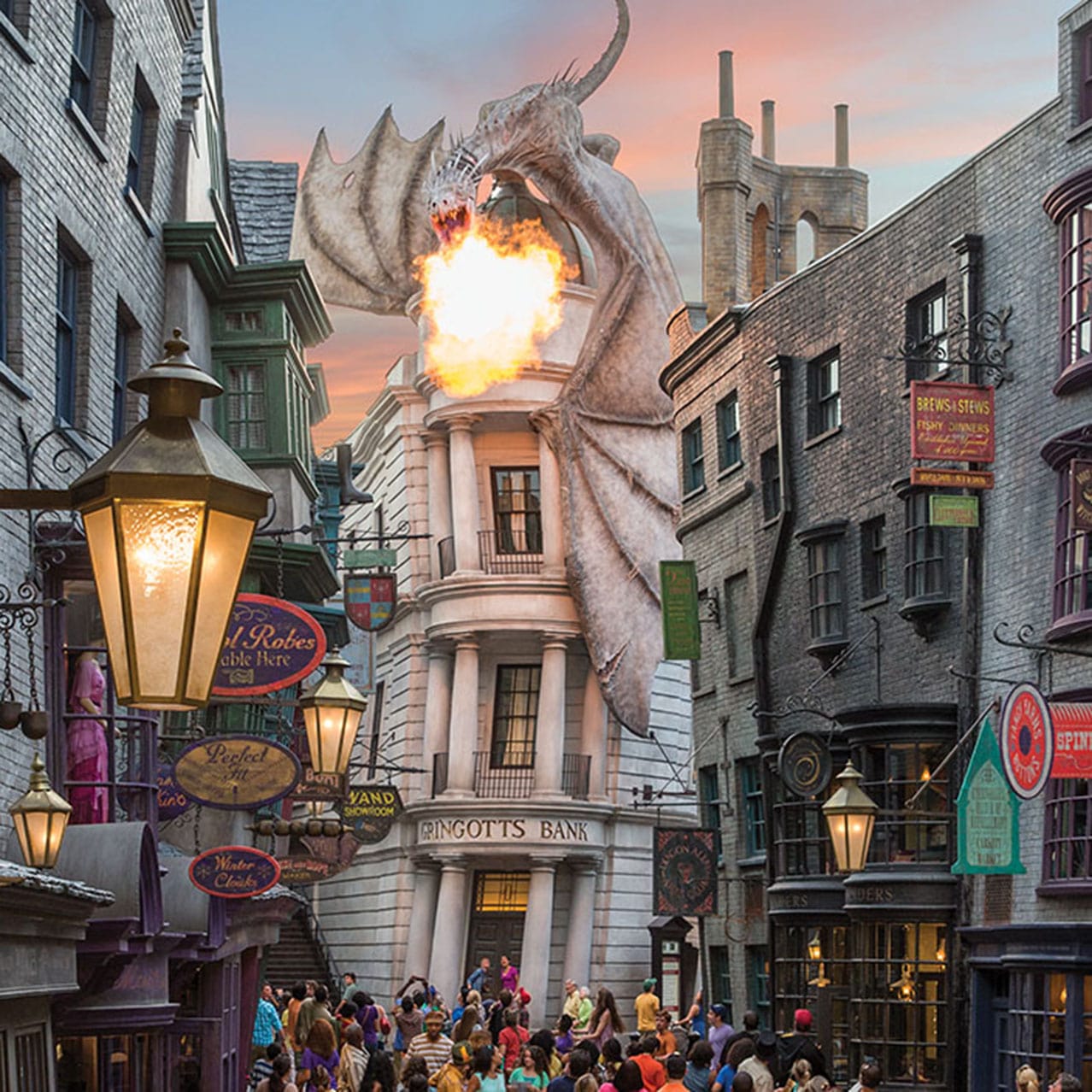 Dragão cuspindo fogo no topo do banco Gringotts™ no The Wizarding World of Harry Potter™ – Diagon Alley™, no Universal Studios Florida.