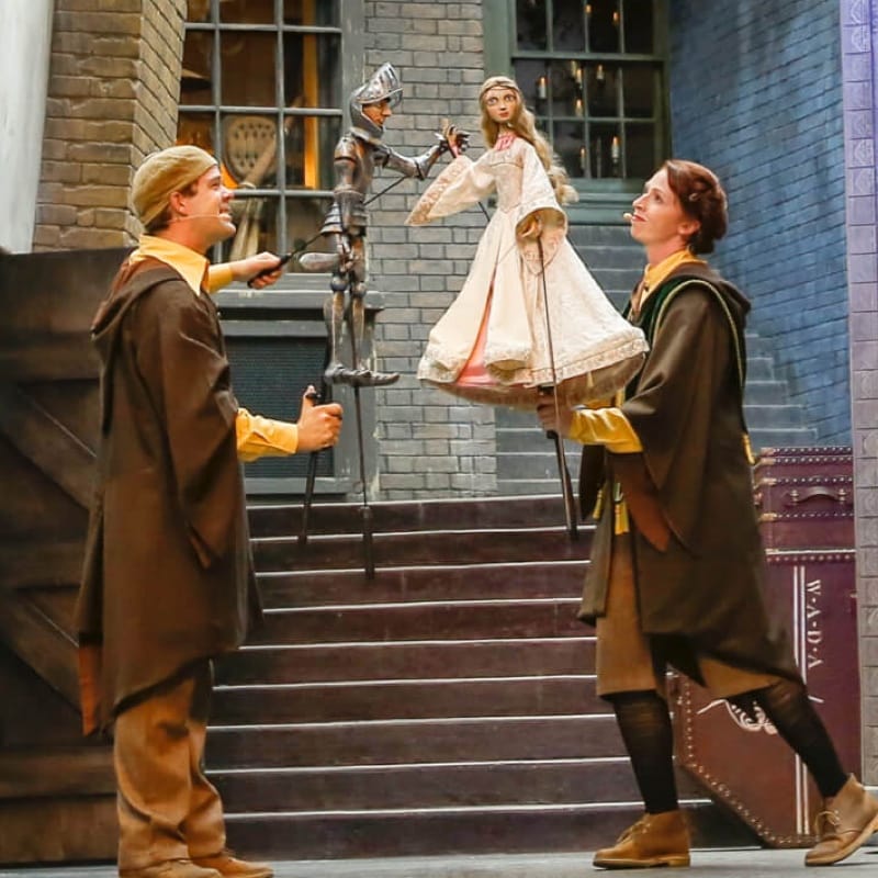 Membros da equipe performando The Tales of Beedle the Bard