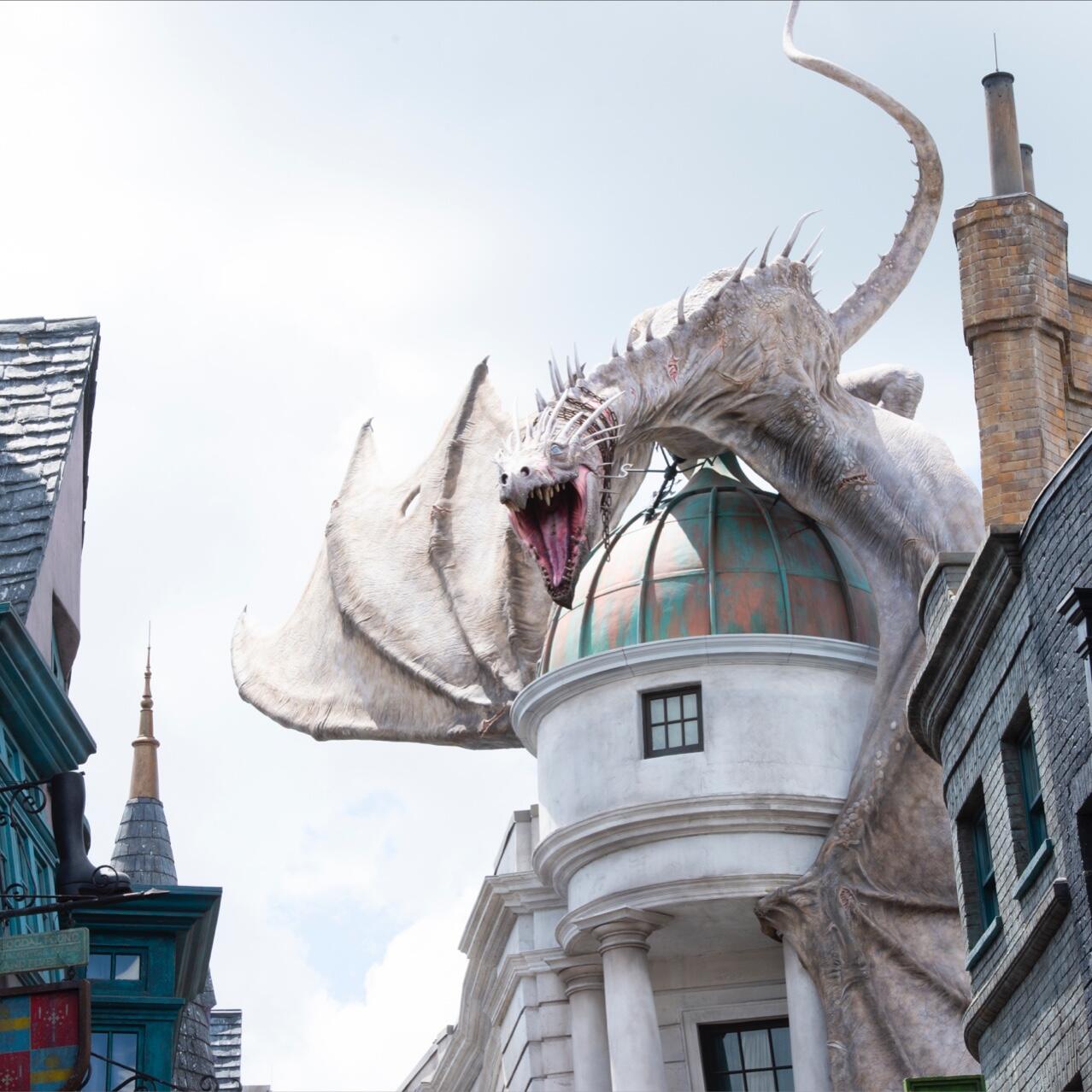 Dragão sentado no topo do Gringotts Bank