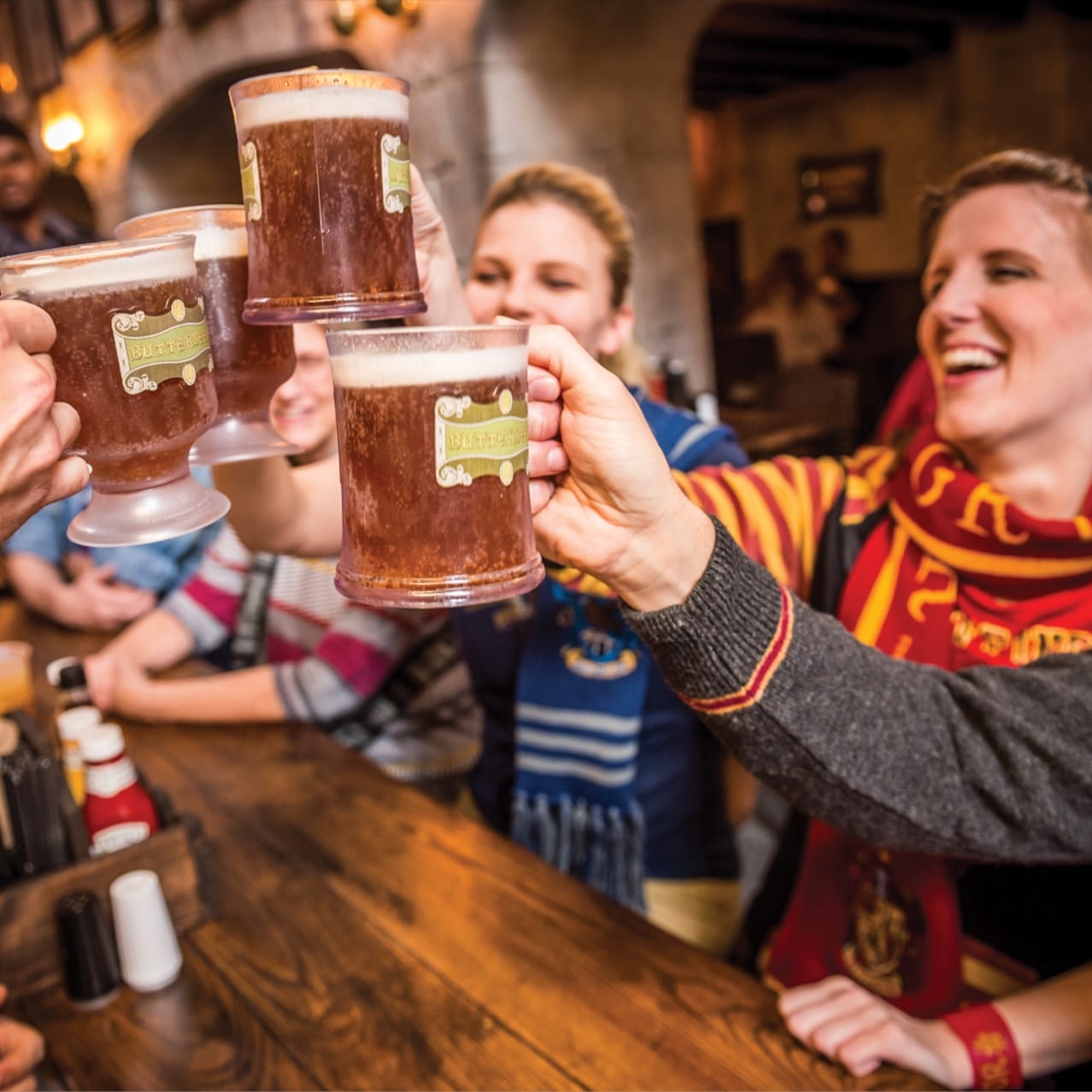 Grupo de amigos bebendo cerveja amanteigada