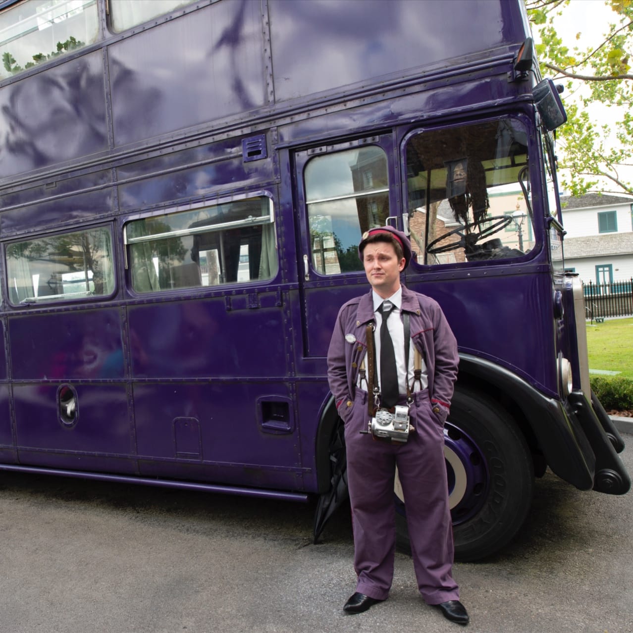 Motorista do Knight Bus™ posando para foto em frente ao Knight Bus™