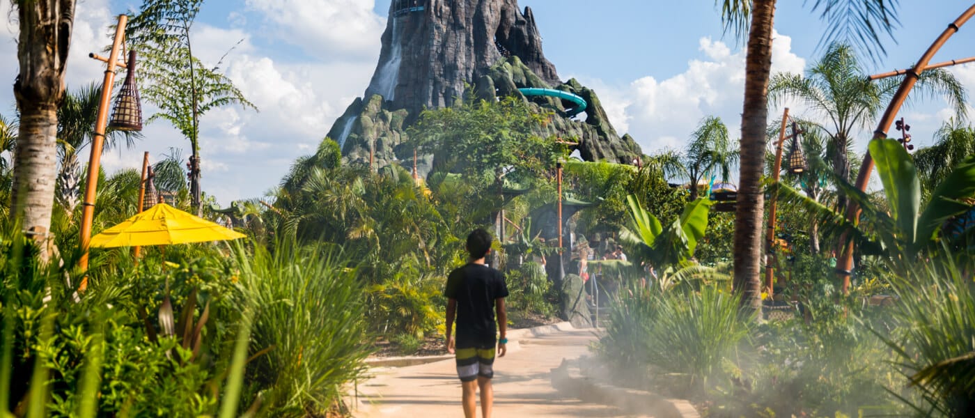 Um menino segue por um caminho que leva ao vulcão Krakatau no Universal Volcano Bay.