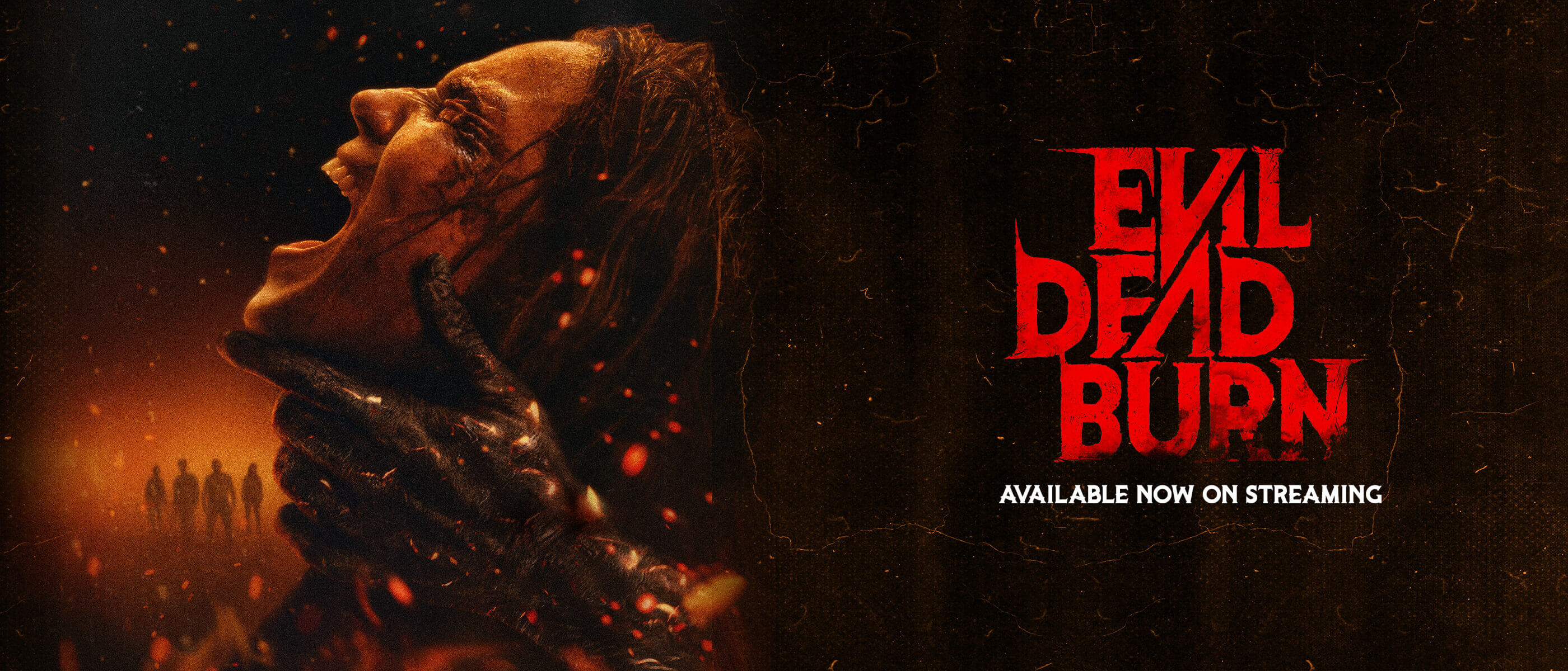 Pôster do filme "Evil Dead Burn" com uma mulher envolta em chamas, enquanto mãos a agarram pelo pescoço, e o texto: Já nos cinemas.