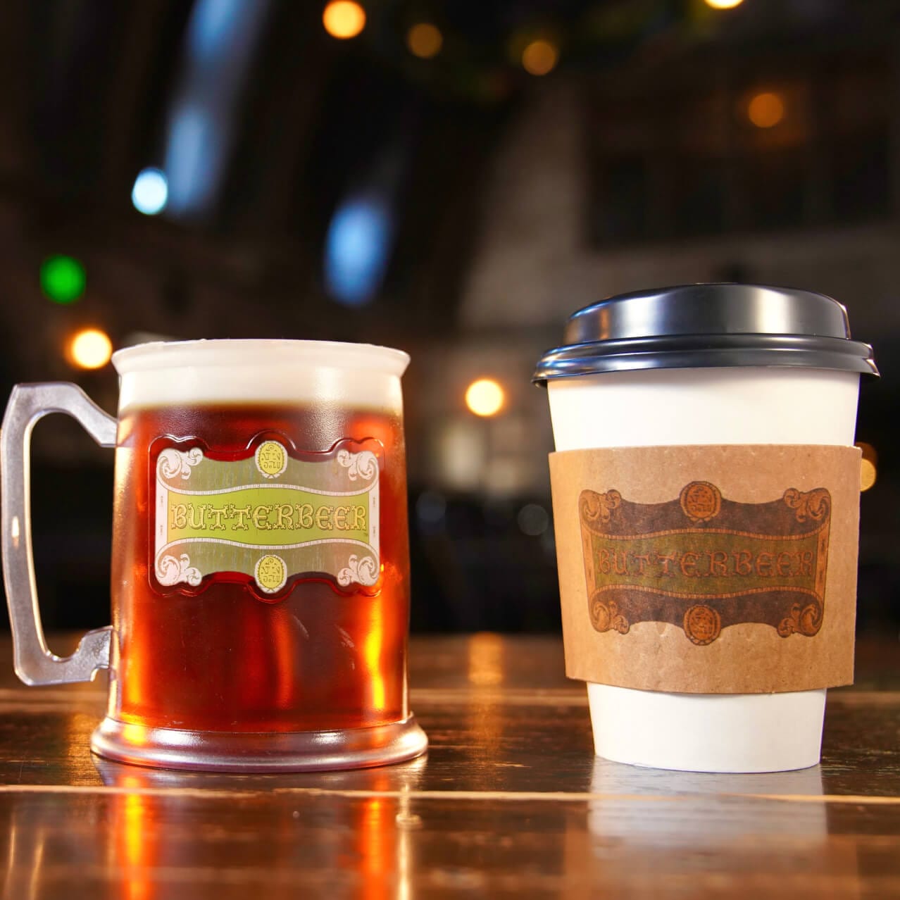 Uma Frozen Butterbeer™, uma Butterbeer™ gelada em uma caneca de souvenir e uma Butterbeer™ quente em um copo com tampa.