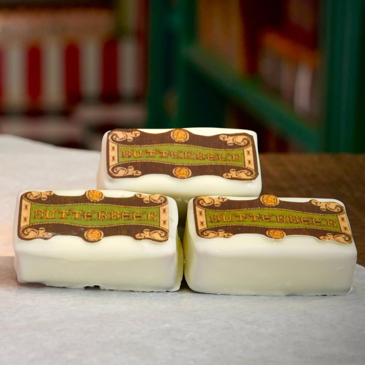 Uma foto de perto dos caramelos de Butterbeer™.