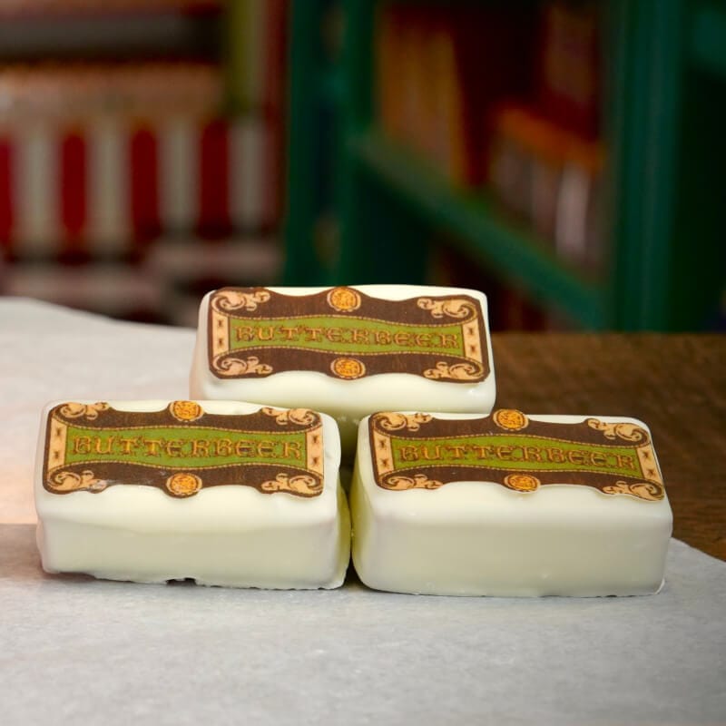Uma foto de perto dos caramelos de Butterbeer™.