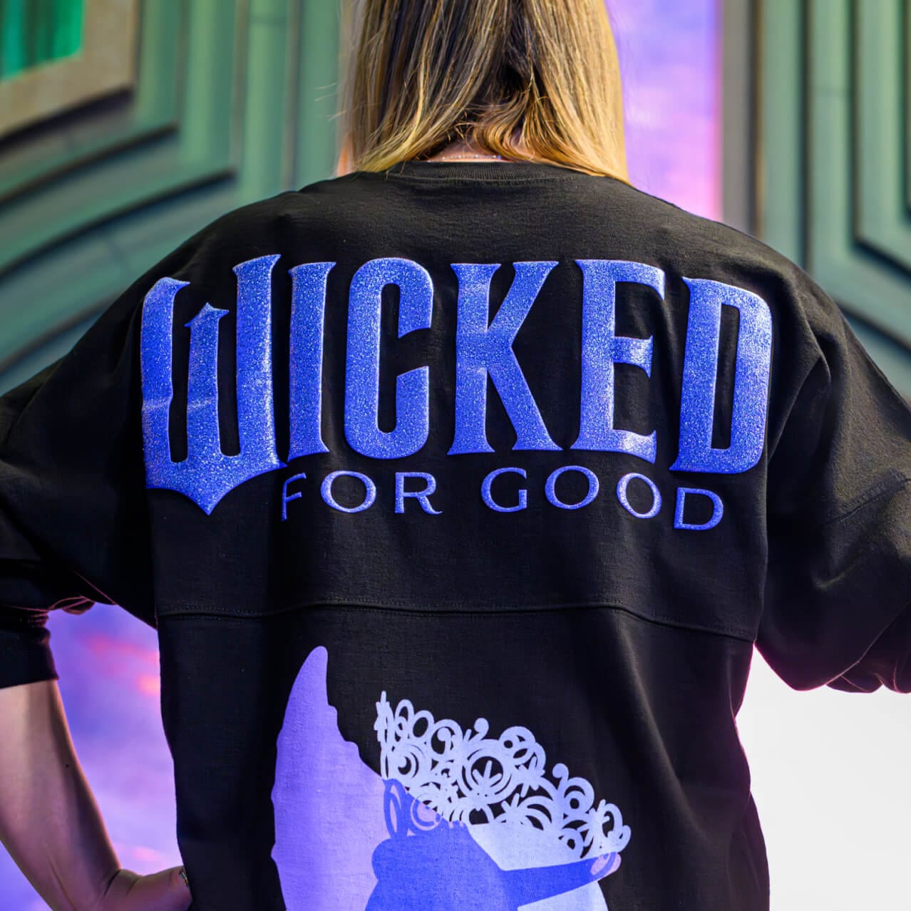 Duas modelos vestindo produtos Wicked:&nbsp;For Good com as silhuetas de Elphaba e Glinda.&nbsp;