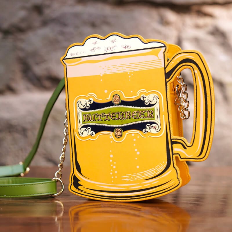 Uma pequena bolsa amarela no formato de caneca de Butterbeer™.