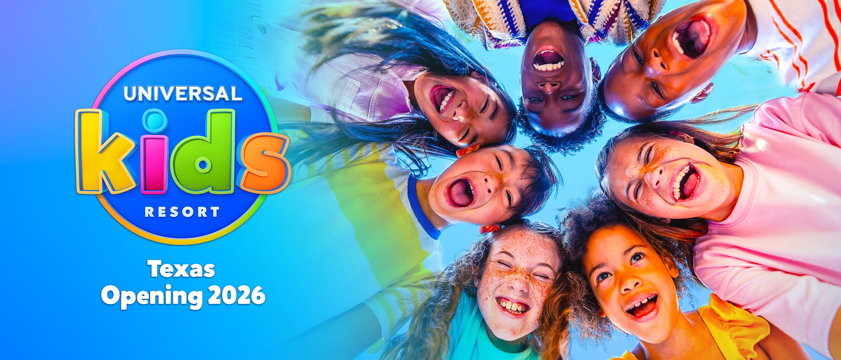 Niños riendo con el logotipo de Universal Kids Resort