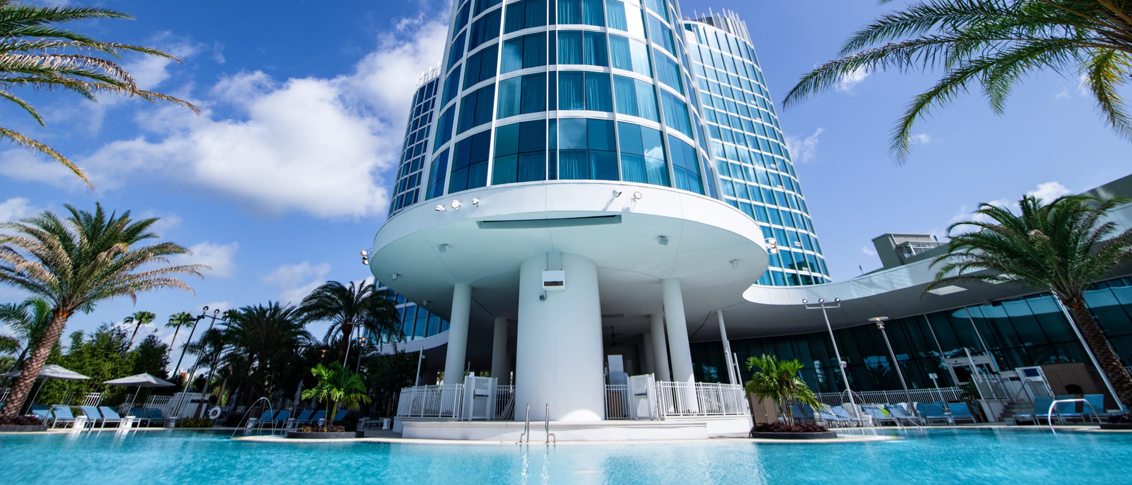 Exterior view of the pool area at Universal Aventura Hotel