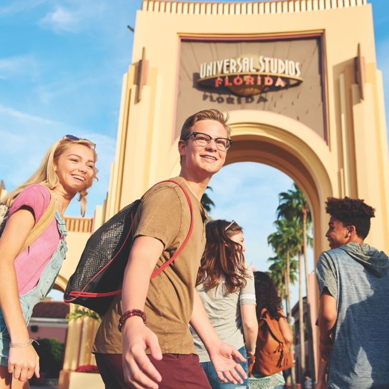 Teens walking towards the Universal Studios Florida arch