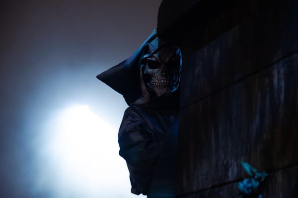 Scareactor peaking behind a wall at Halloween Horror Nights.