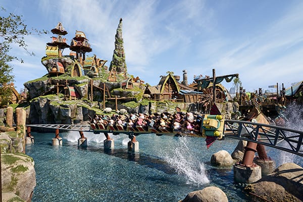 Hiccup's Wing Gliders train passing by at How to Train Your Dragon – Isle of Berk in Universal Epic Universe