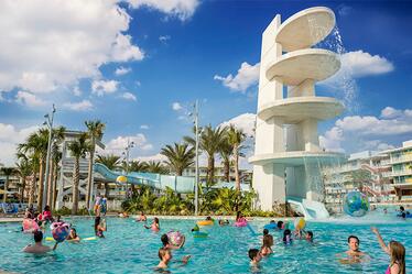Cabana Bay Beach Resort en Universal Orlando tiene dos grandes piscinas de natación, incluyendo un tobogán para toda la familia. Visitantes juegan y nadan en el agua en la piscina del Cabana Courtyard, una de las más grandes en el hotel Cabana Bay Beach Resort, en Universal Orlando.