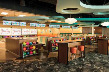 En Universal's Cabana Bay Beach Resort en Orlando, encontrarás opciones de entretenimiento infinito para grupos, como la bolera inspirada por estilo retro dentro del hotel, que se llama Galaxy Bowl. El interior del Galazy Bowl de Cabana Bay Beach Resort en Universal Orlando, es una bolera clásica inspirada por el cine clásico, completa con una alfombra con patrones espaciales, decoraciones de la mitad del siglo y una variedad de bolas de boliche brillantes.