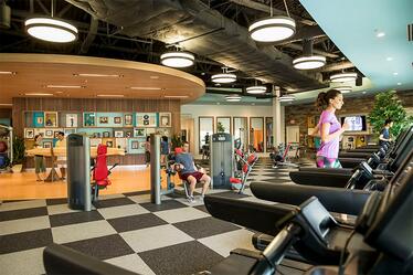 Inspírate por expertos de ejercicios del siglo 20 en Jack LaLanne Fitness Studio de Cabana Bay Beach Resort en Universal Orlando. Visitantes corren en maquinas de correr y usan maquinas de alzar pesas en el Jack LaLanne Fitness Studio, un salón de ejercicios en Universal Orlando que fue inspirado por uno de los pioneros de vidas saludables más icónicos del siglo 20.